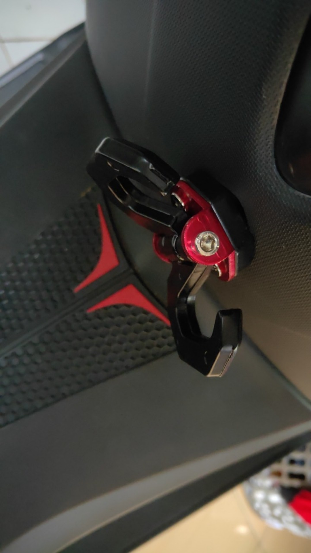 Gantungan Barang Motor Model Cakar Cabang Dua