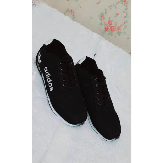 Adidas hitam