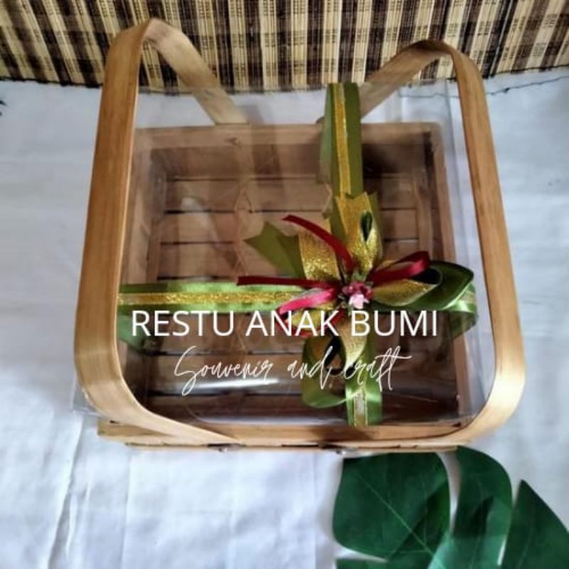 

Promo Keranjang Bambu Mika Tinggi 25x25x10cm - Keranjang Bambu - Tas Bambu - Anyaman Bambu - Besek Kaki - Sokase - Parcel - Hantaran - Hampress - Seserahan - Wadah Makanan - Tempat Seserahan - Box Kue Kering