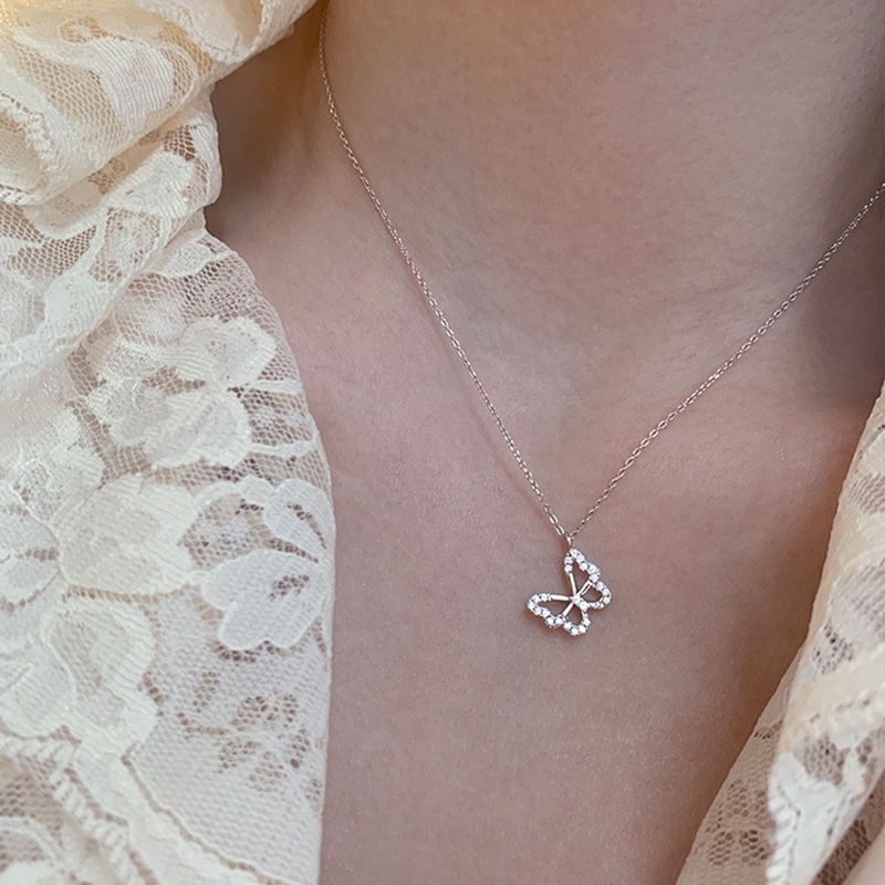 Kalung Rantai Klavikula Desain Kupu-Kupu Hollow Aksen Berlian Untuk Wanita