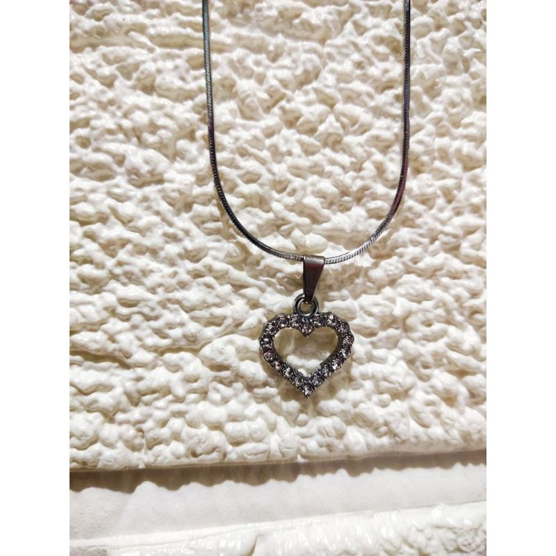 KALUNG LIONTIN MOTIF LOVE DENGAN BAHAN BERKUALITAS DAN NYAMAN DI PAKE