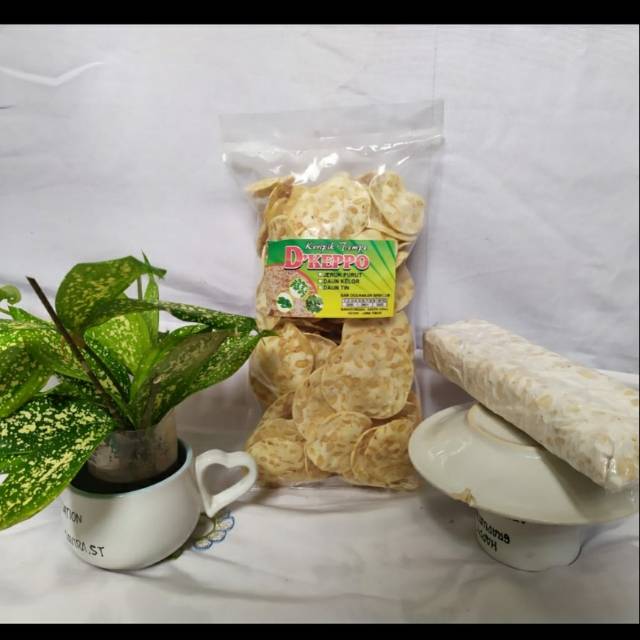 

Kripik tempe daun alami , terbuat dari campuran daun kelor, jeruk purut, tin