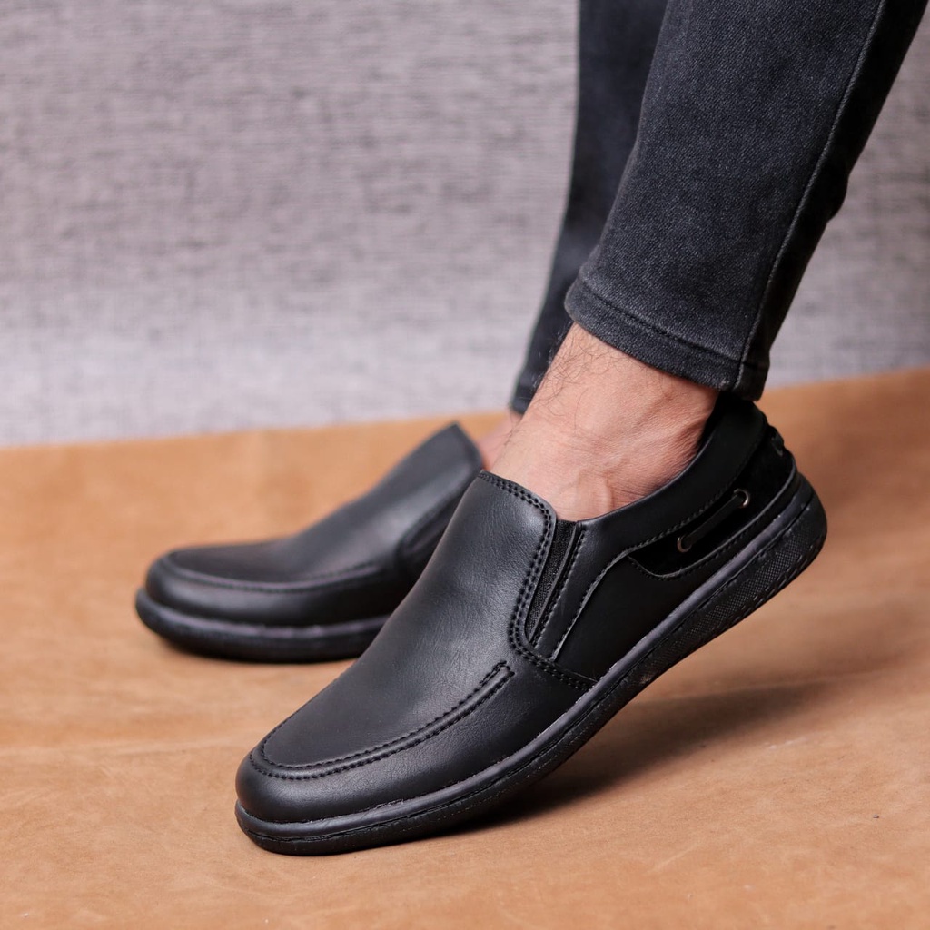 MOLK Sepatu Kasual Slip On Pria Hitam Semi Formal Sepatu Kulit Sintetik Kerja Kantor Kuliah Simple Murah Anti Slip