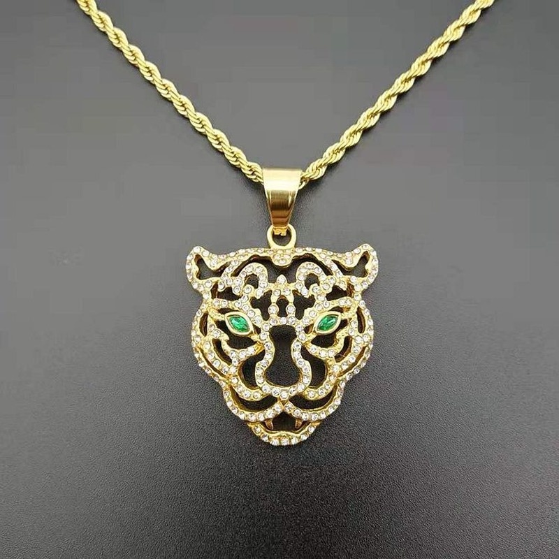 Kalung Titanium Steel Lapis Emas 18k Dengan Liontin Kepala Harimau Aksen Berlian Imitasi Untuk Pria