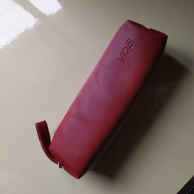 

Kotak Pensil Merah