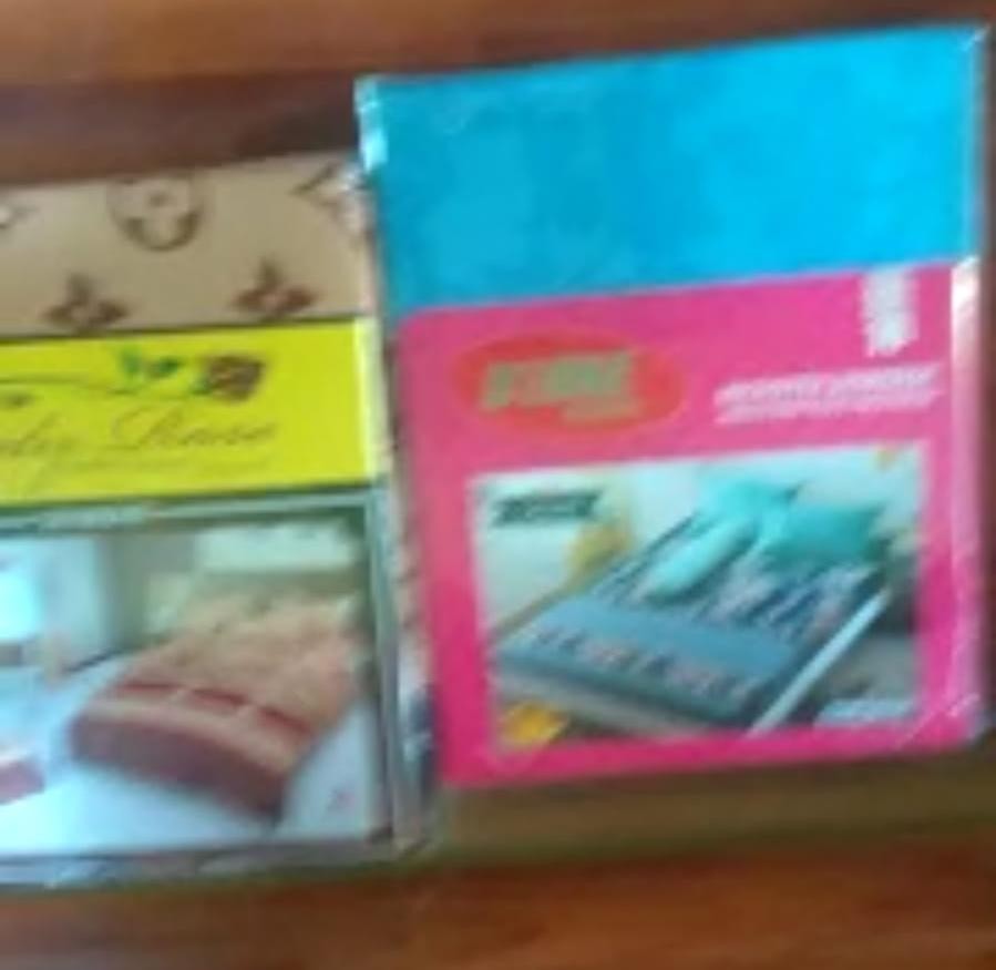 Sprei Kintakun Calvin Queen 160 No.2 Seprai Vintage Kembang Sepatu Motif Daun Semanggi