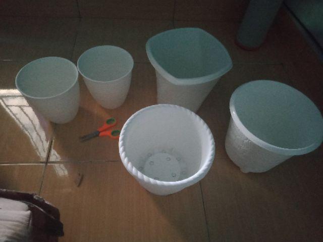 Pot Bunga Model Tawon 24 Cm Putih