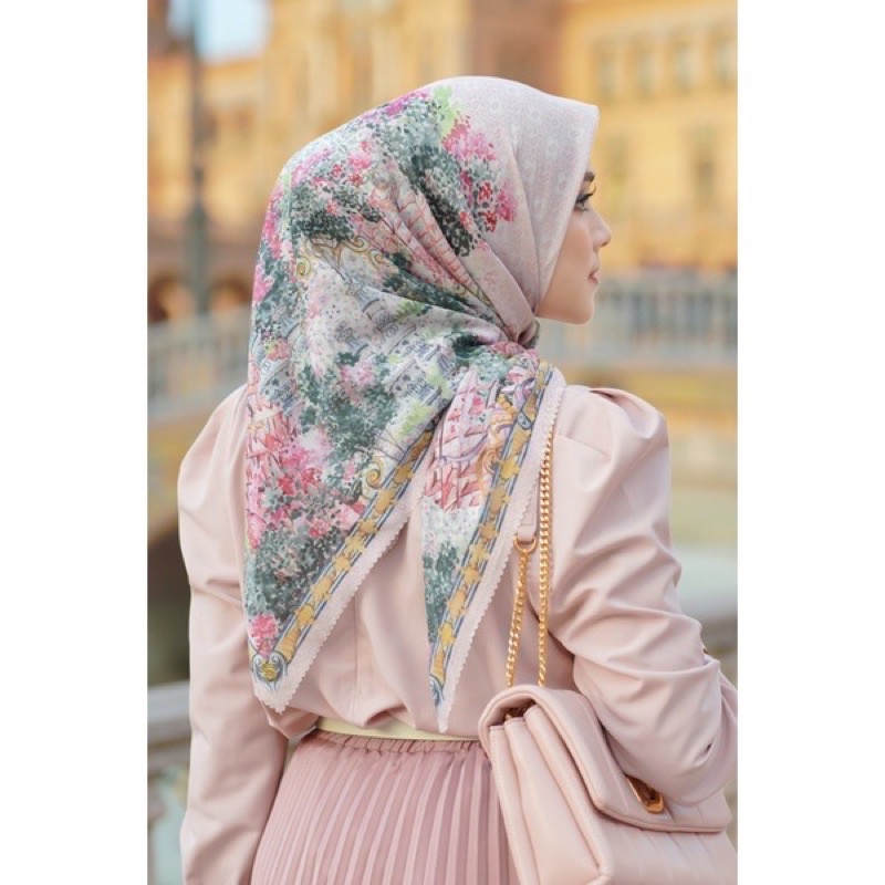 The Sevilla Voile Square - Florecer