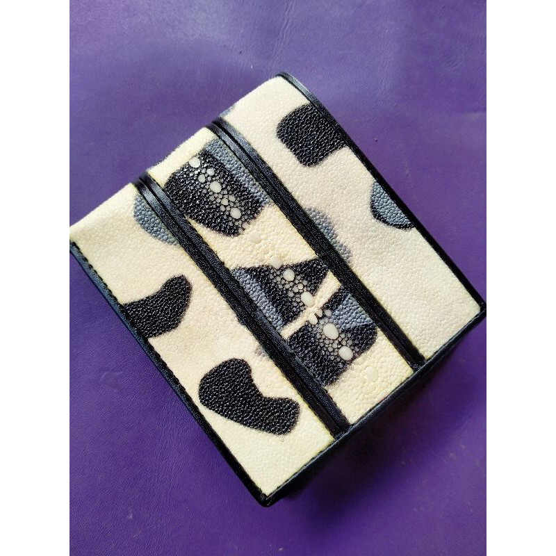 dompet lipat pria kulit ikan pari duri motif dalmantion