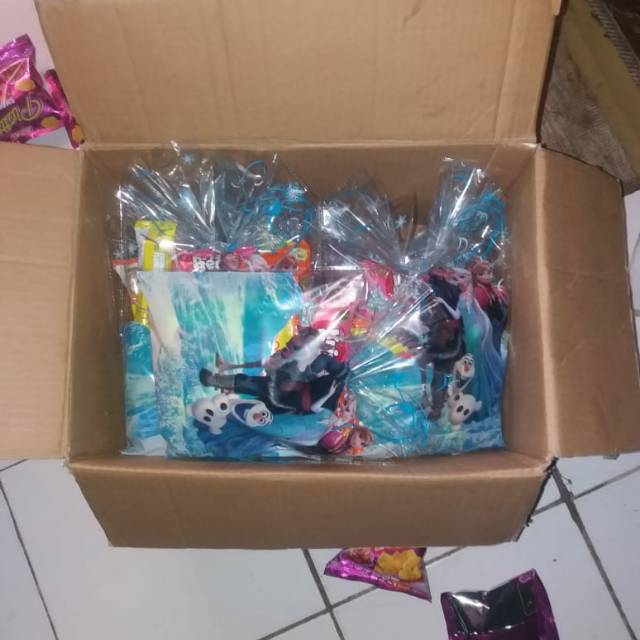 

Bingkisan snack dan minuman