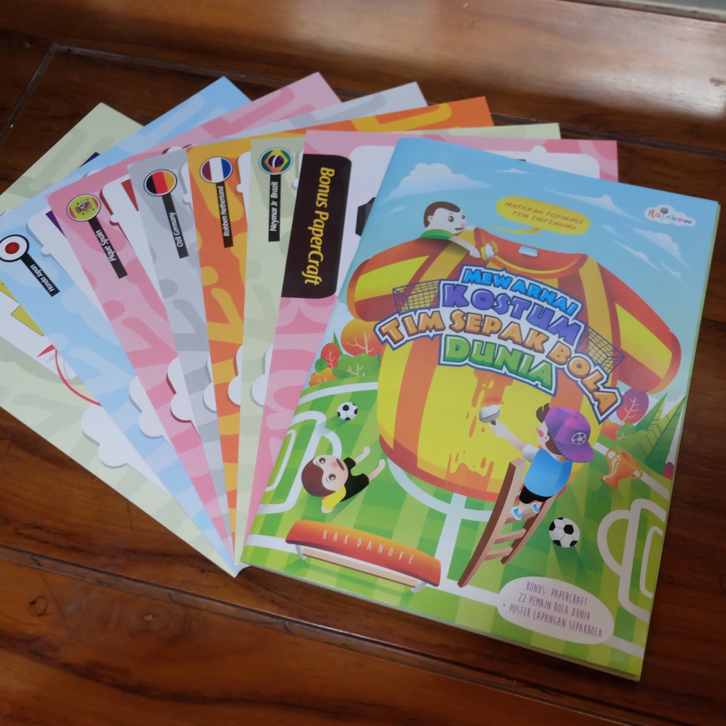

MEWARNAI KOSTUM TIM SEPAK BOLA DUNIA - Buku Aktivitas Anak Mewarnai Kostum Tim Sepak Bola Dunia Bonus 22 Papercraft Pemain Sepak Bola dan lapangan