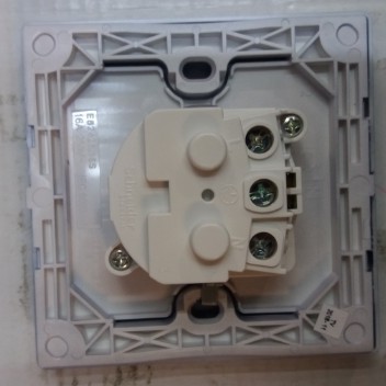 Schneider Pieno Stop Kontak Putih/ Lavender Silver