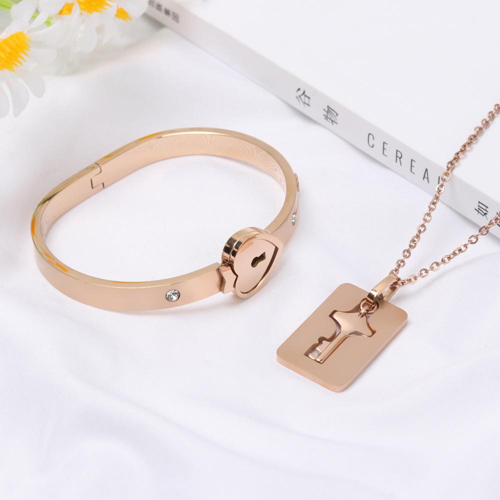 R-flower Concentric Lock Key Hadiah Pria Dan Wanita Perhiasan Kalung