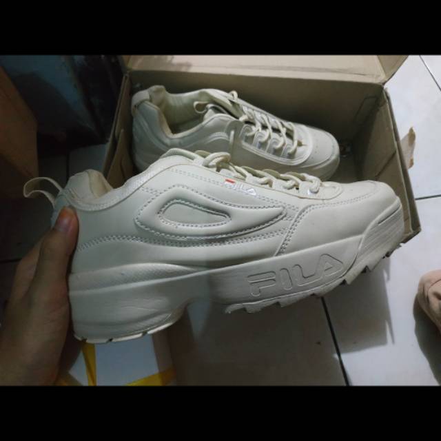 Preloved sepatu fila disruptor. Sneakers fila
