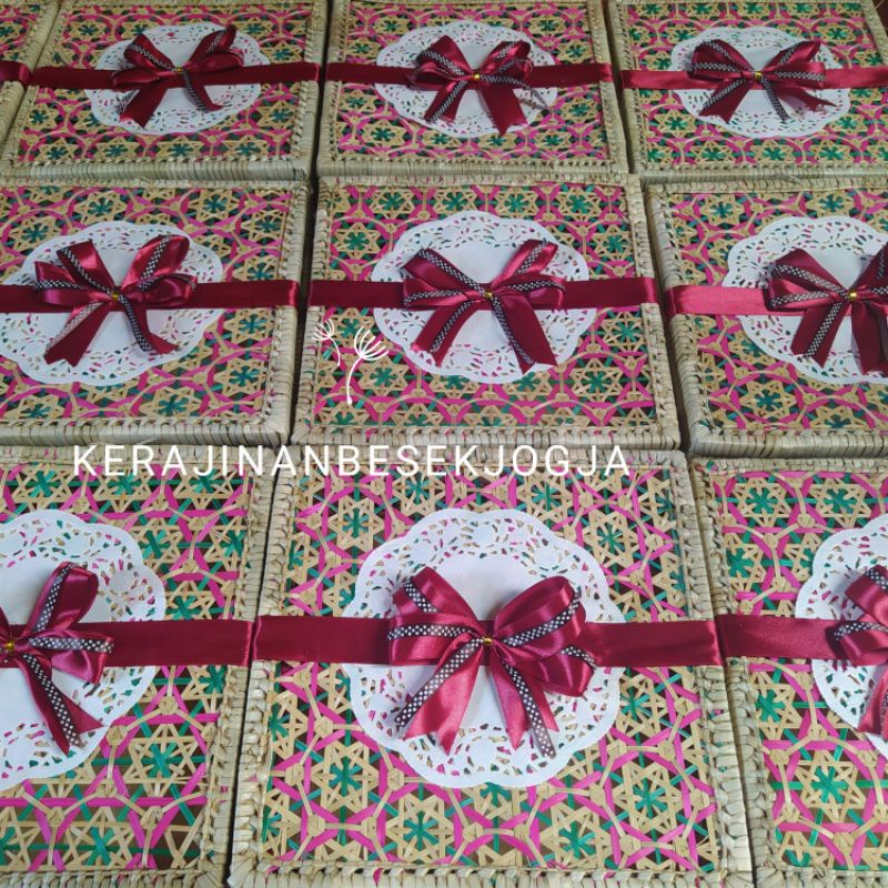 

KOTAK HEXAGONAL 25X25 + PITA parsel hantaran seserahan hampers lebaran besek murah jogja