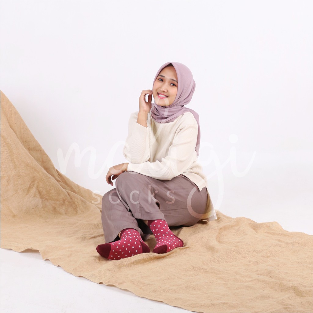 Kaos Kaki Motif Polkadot | OOTD Nyaman dan Stylish