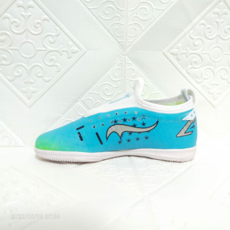 Lamgles - Sepatu Futsal Lamgles Star Anak Kecil Semi Boot Sol Rata Pelangi Biru Junior