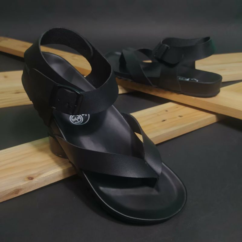 Sandal Pria Casual Sendal Traveling Santai Outdoor Kulit Sintetis Full Hitam