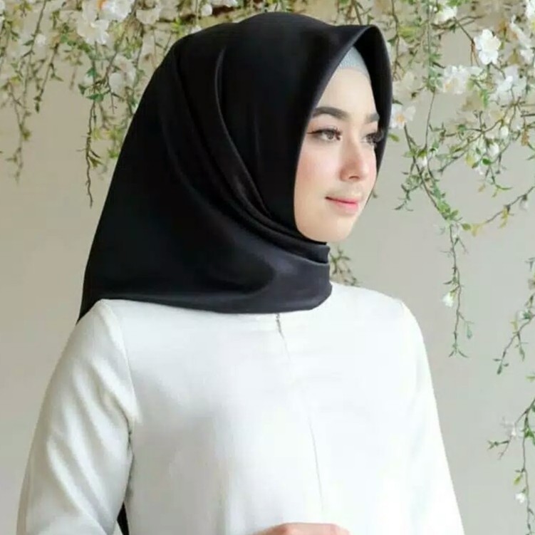 HIJAB SATIN SEGIEMPAT KERUDUNG SEGIEMPAT