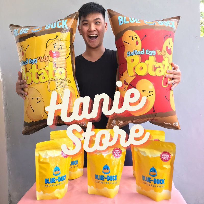 Keripik kentang blue duck salted egg yolk potato chips original dan pedas