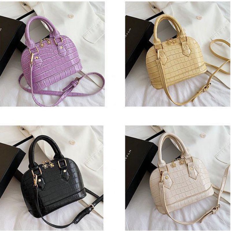 

Kode: ELJ 5537 IDR : 137 rbBahan : Kulit Puukuran: 15 x 20 x 11 cm