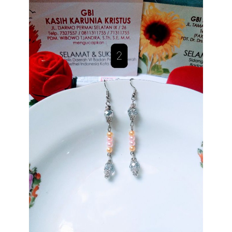 Anting cristal ceko