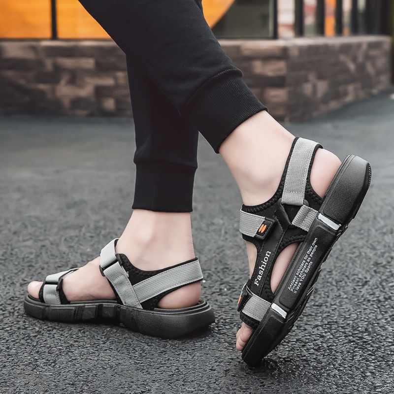 [ COD + Kirim Hari ini ] Sandal Gunung Pria/Sandal Pria/Sandal Pria Terbaru/Sandal Pria Casual/Sandal Pria Dewasa/Outdoor Sandal Pria/Sandal Kulit Pria/Sandal Pria Kekinian/Karet Impor Berkualitas Tinggi Asli Yang Dapat Disesuaikan Tali Yang Dapat Dilepas