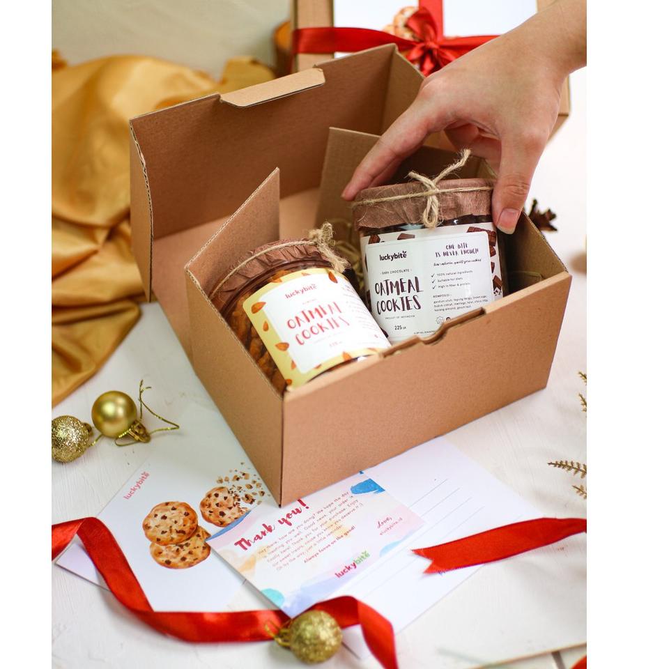 

Oke Price.. Hampers / Gift Box / Kado - Oatmeal Cookies 2 Jar + FREE Greeting Card + Pita + Bubble W