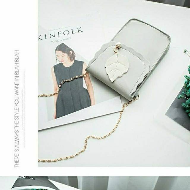 

M- TAS DAUN IMPORT 75.000 bahan PU tebal dimensi 17cm x 12cm x 2cm