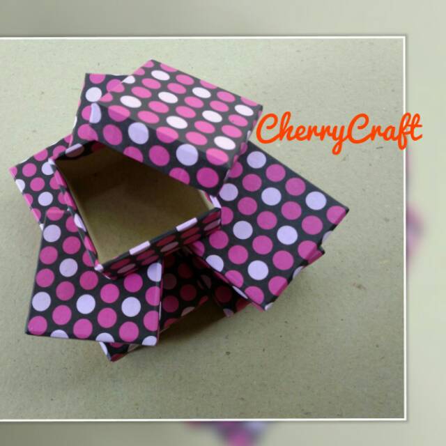 

Kotak Kado Packing ukuran 8x8x3 cm