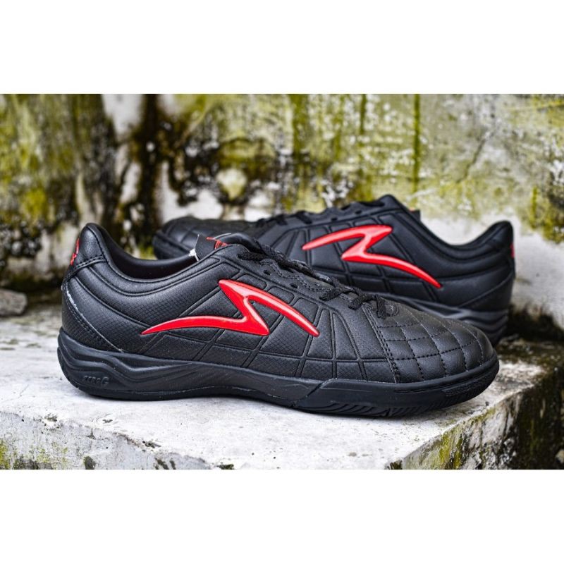 SEPATU FUTSAL SPECS METASALA KAZE BLACK/RED