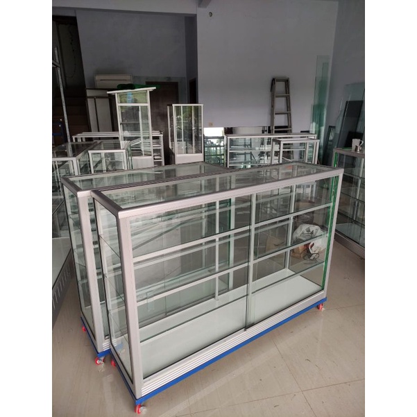 etalase kaca 1,5 meter roda siku besi