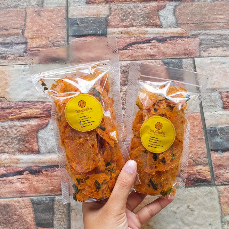 

KRIPCA PEDAS DAUN JERUK / KERIPIK BELING / KRIPIK KACA PEDAS DAUN JERUK 100GR 40GR, 70GR / KRIPCA MURAH / KERIPIK BELING PEDAS CIKRUH / CAMILAN VIRAL PEDAS KRIUK / KRIPCA RENYAH / PEDAS NAMPOL / KEMASAN POUCH / PROMO / TERMURAH / TERENAK