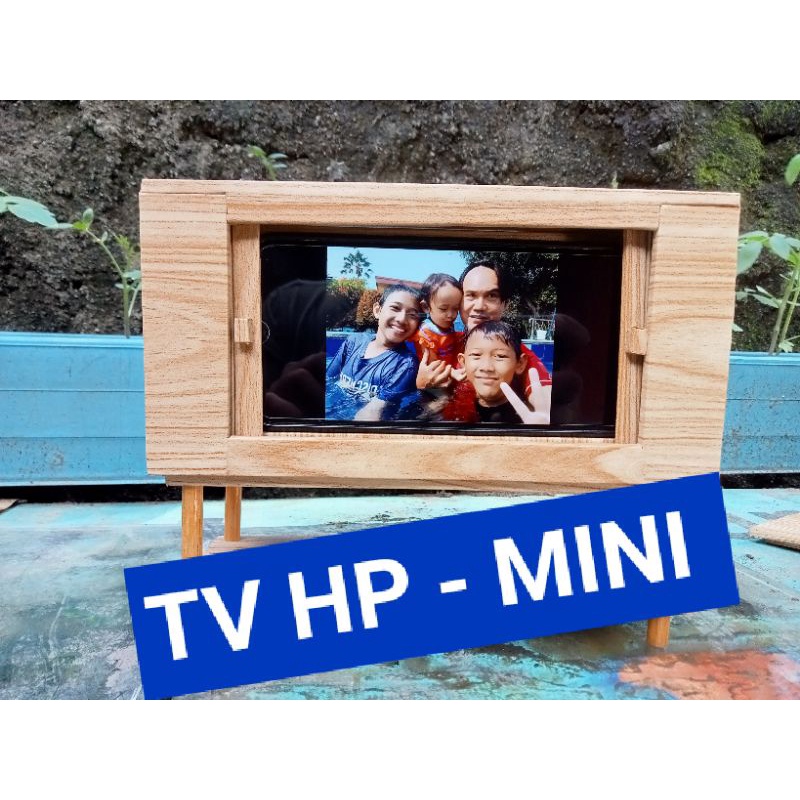 Tempat HP bentuk TV jadul. Nonton hp seperti nonton TV. Bahan kayu