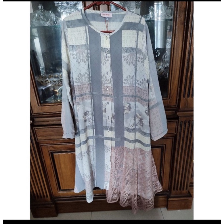 Tesias tunik Riamiranda