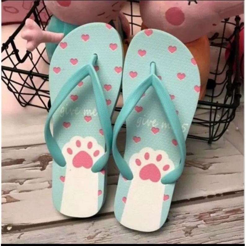 sandal jepit kaki kucing