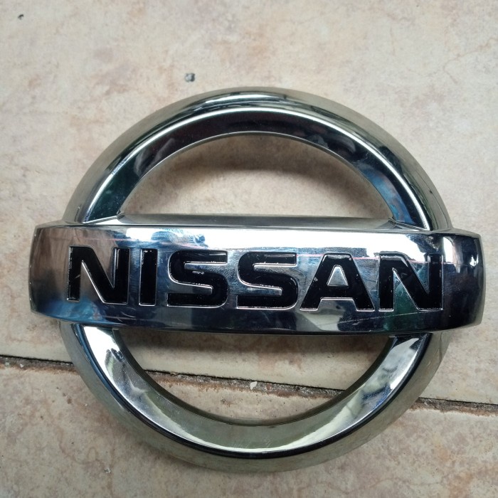 Logo depan/ grill Nissan Juke chrome