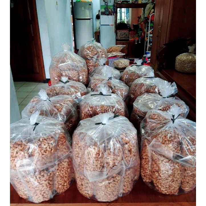 

Kacang Mede goreng utuh