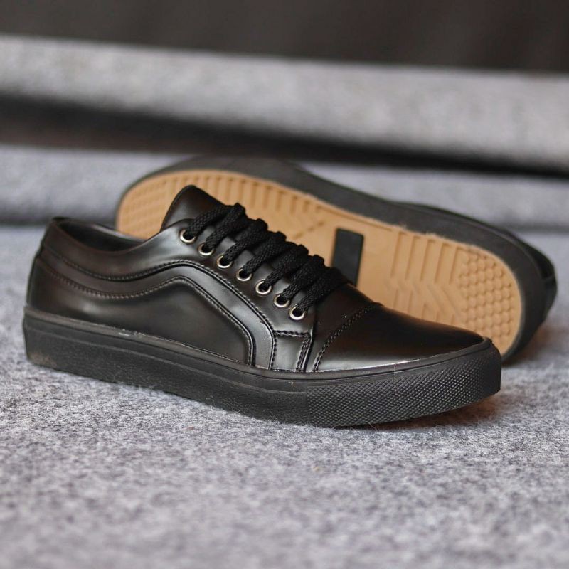 BOAS BLACK - Sepatu Sneakers Pria Casual Kasual Cowok Polos Bahan Kulit Faux Original