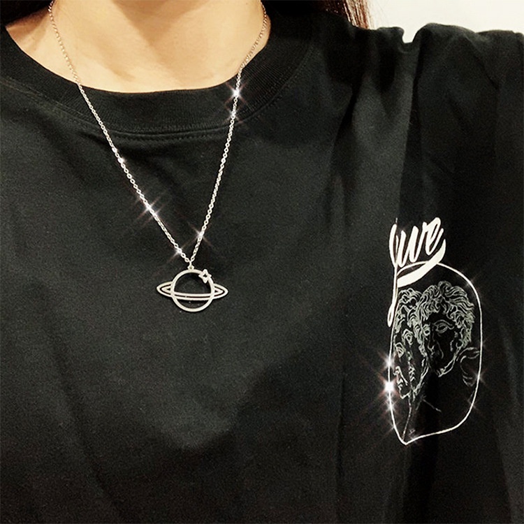 Kalung Desain Planet Alam Semesta Aksen Berlian Imitasi Gaya Gothic Untuk Wanita