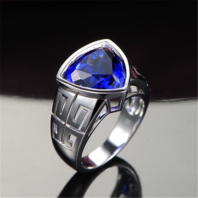 Cincin King Safir Blue Triangle Ring Warna Perak Bahan Tembaga