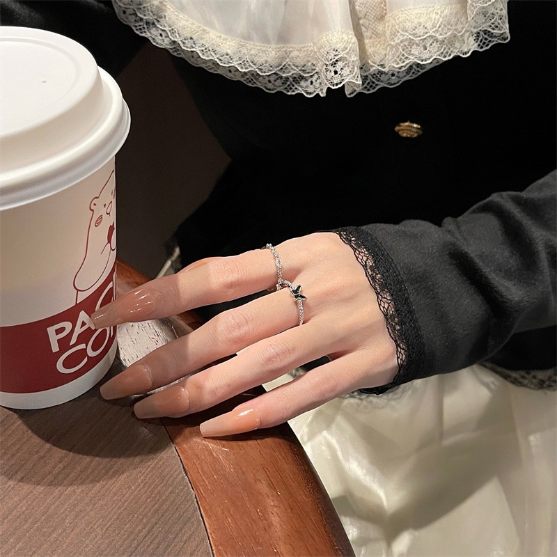 Cincin Desain Kupu-Kupu Hitam Aksen Berlian Warna Silver Untuk Wanita