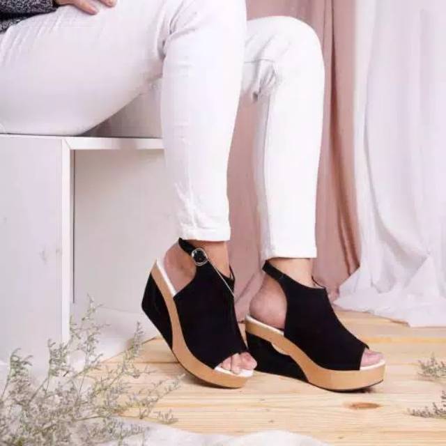 High Heels Sandal Wedges Suede Hitam 7 cm