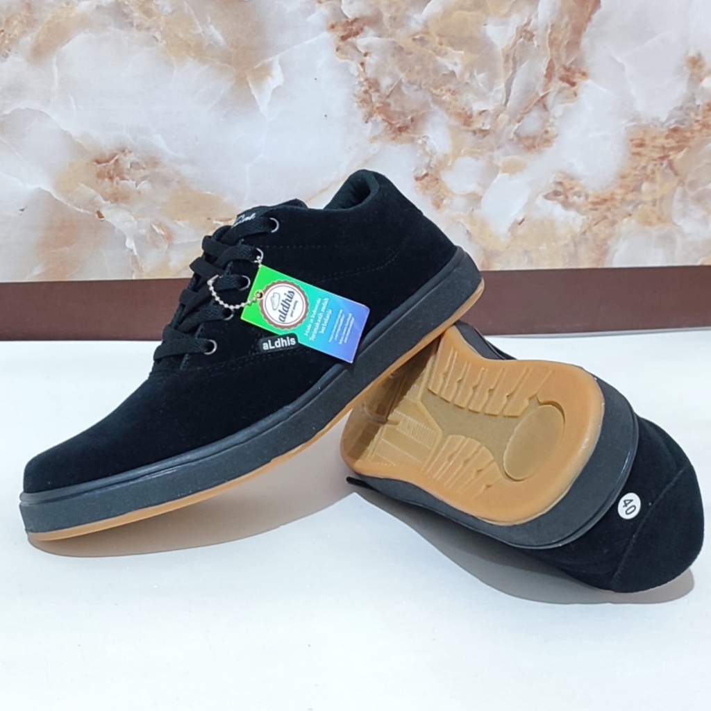 Sepatu Hitam Polos Pria Sneakers Cowok Original Kets Casual Keren Buat Sekolah Kerja Aldhis SR12