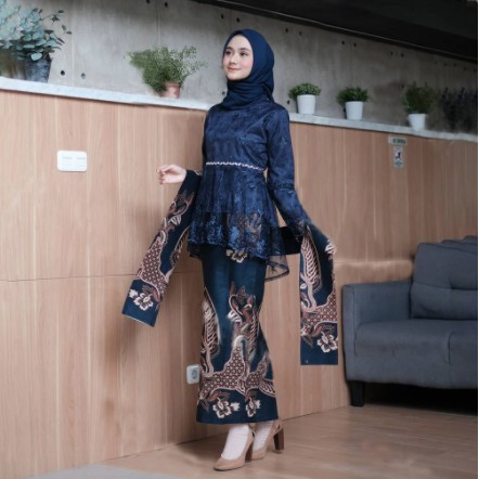 [ADA JUMBO] HANUM KEBAYA SET ROK COUPLE NAVY TERBARU BROKAT KEMEJA COUPLE BATIK MODERN KELUARGA PRIA WANITA PASANGAN