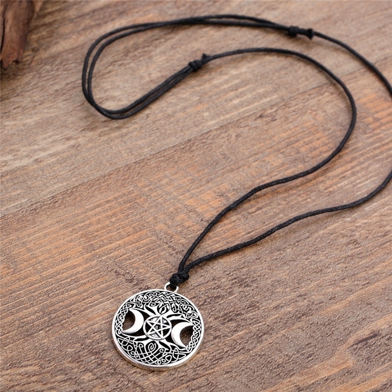 Kalung Desain Bulan Bintang Bahan Alloy Gaya Nordic Retro Untuk Pria