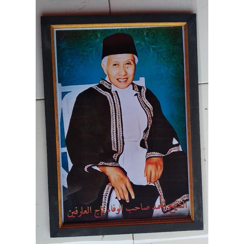 Bingkai foto murah hiasan dinding poster gambar ulama Abah Anom plus bingkai ukuran 53×35