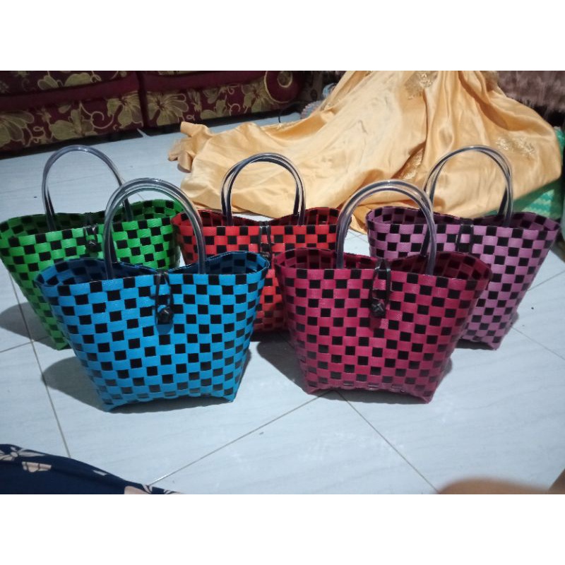 tas anyam motif kotak