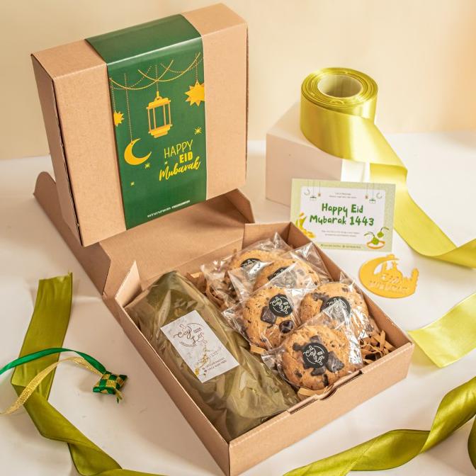 

box hampers lebaran (cookies +jilbab)