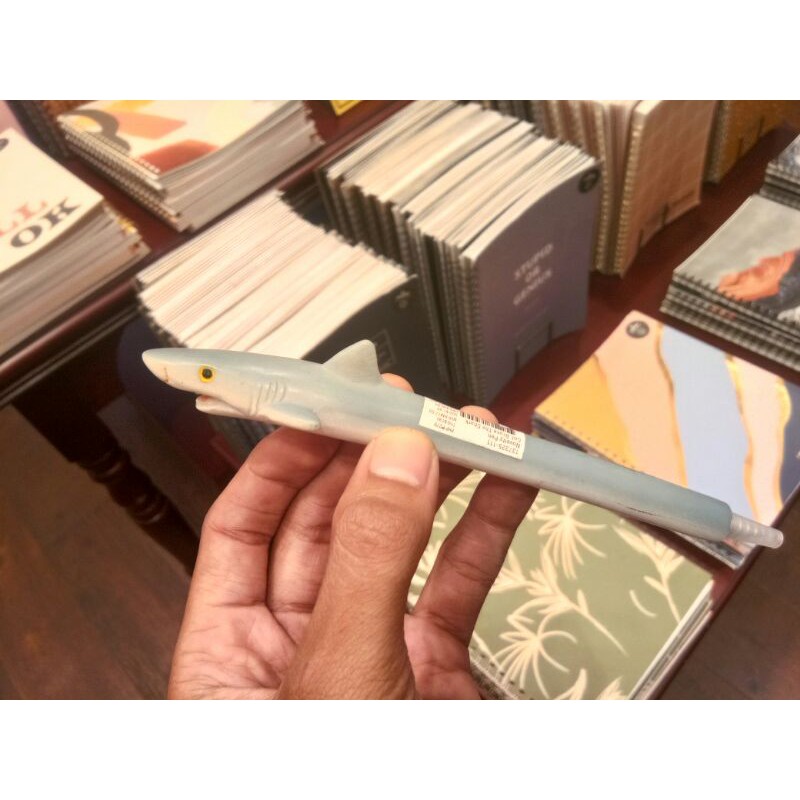 

PULPEN UNIK SHARK TYPO BRAND